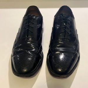 Johnston & Murphy Black leather wing tip dress shoe (10.5D)